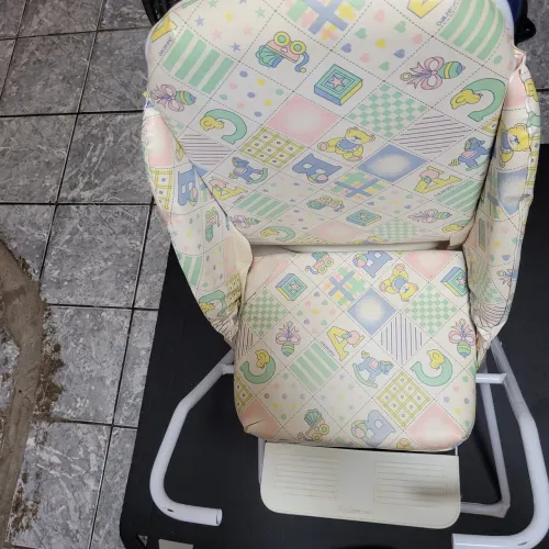Cadeira de alimentação.  Cadeirinha alta.