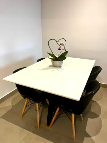 Mesa de jantar com quatro cadeiras. Madeira com tampa de vidro