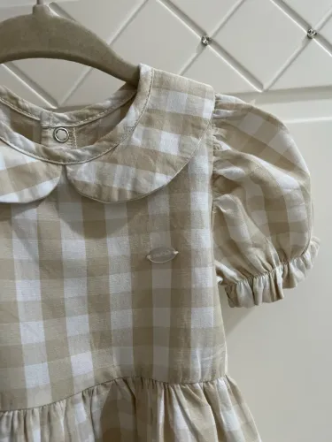 vestido bebê lilica ripilica xadrez vichy bege com gola peter pan