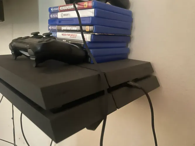 Oportunidade!!!! PlayStation 4 com duas manetes e seis jogos
