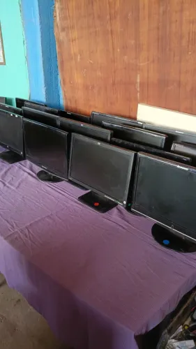 Lote de monitores de 19" seminovos 