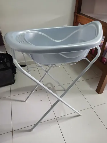 Banheira de bebê e suporte