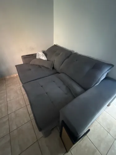 Sofá retrátil cinza