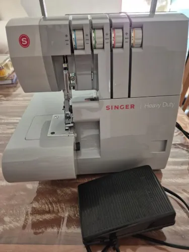 Maquina de costura overlok singer! Novíssima 