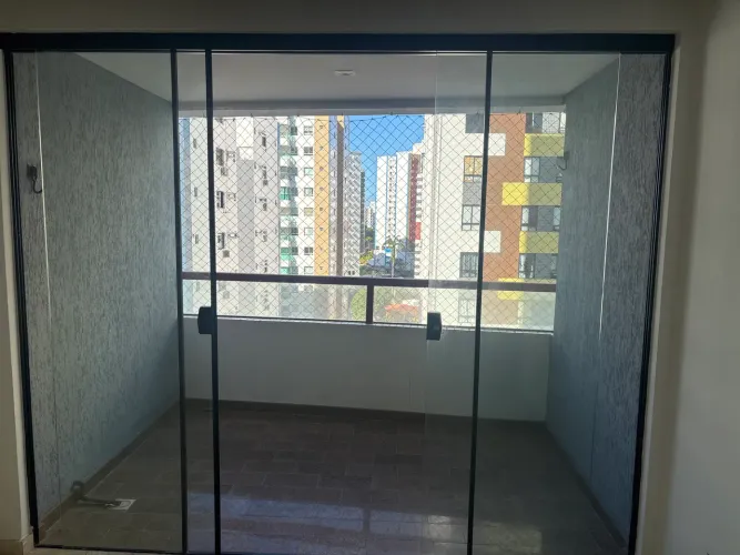 Esquadria de vidro e alumínio