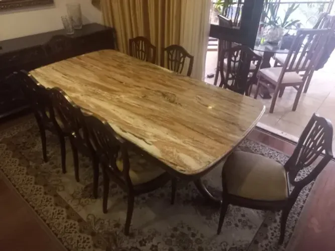Mesa de jantar em madeira com tampo de mármore + 8 cadeiras