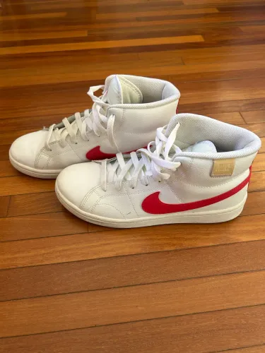 tênis Nike Court Royale 2 Mid, cor branca com detalhes em rosa