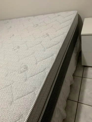 Um colchão Quim muito novo apenas 6 meses de uso .