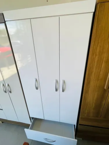 Guarda roupa novo com 3 portas e 1 gaveta  grande. Aceitamos cartões de crédito