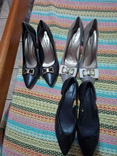 Sapatos de couro semi novos