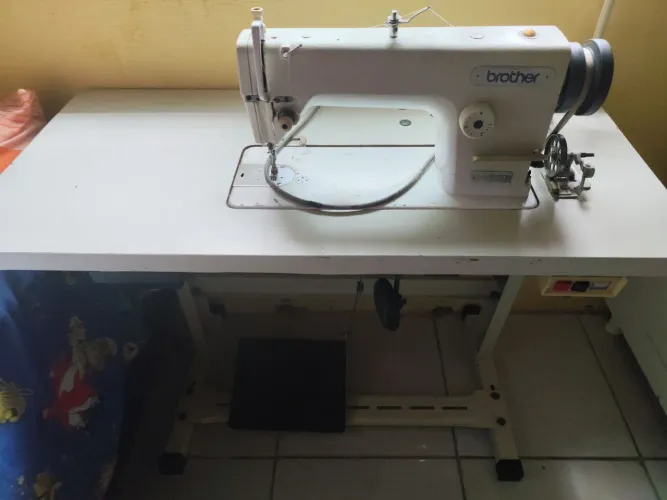 Máquina de costura reta industrial