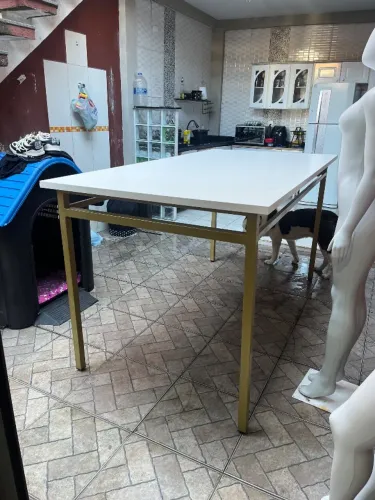 Ilha com arara para loja de roupas