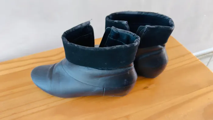 Bota Cano Curto em Couro Preto Arezzo - Tam