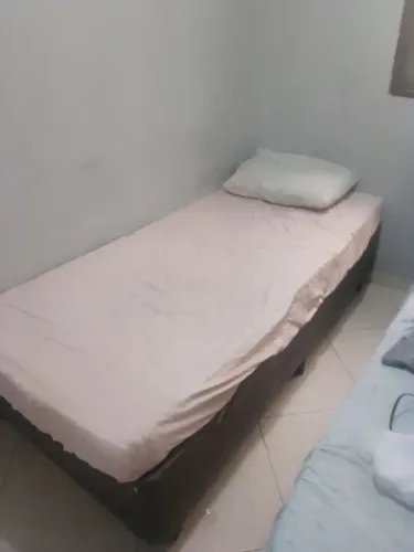 Box de solteiro com rodinhas e courino 