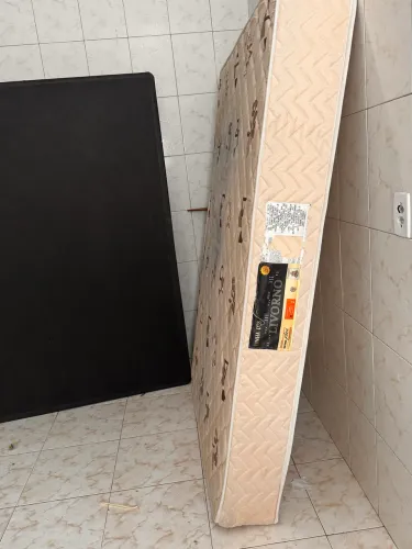 Vende-se cama box com colchão 
