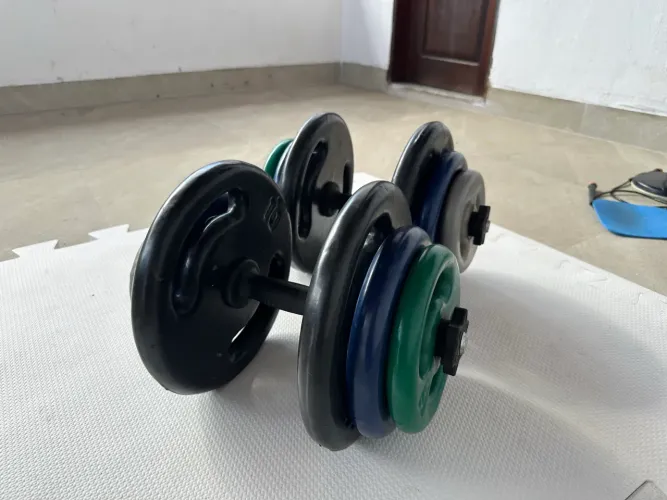 Kit de Anilhas Vazadas 70kg + Brinde 2 Barras de Halteres com Presilhas