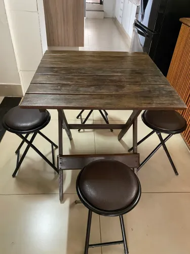Vendo mesa madeira maciça desmontável com quatro tamboretes