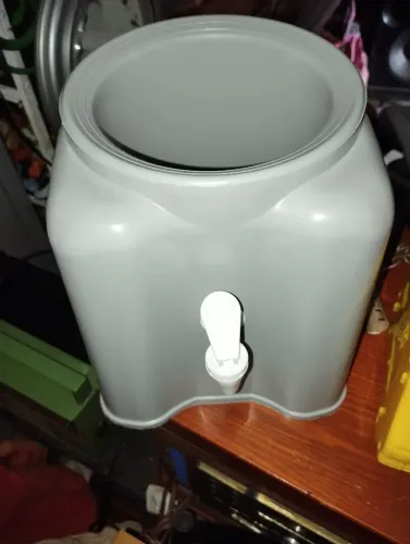 Suporte pra colocar galão de água mineral.