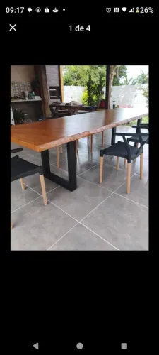 Mesa de madeira rústica nova