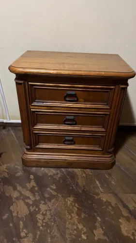Mesa de cabeceira estilo vintange em madeira maciça