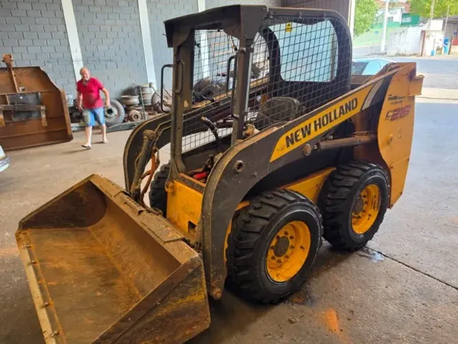 Mini Carregadeira New Holland 2017 L215