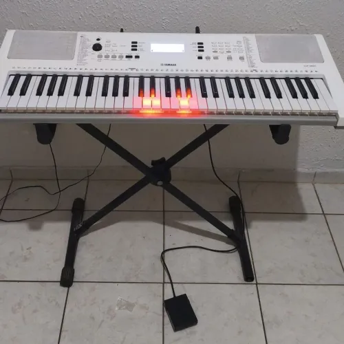 Vendo Teclado Yamaha semi novo