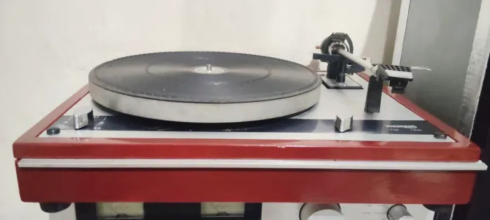 Toca Disco Thorens TD145