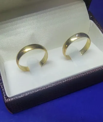 Alianças Pedra Diamantes Ouro 18 Kilates Noivado Peso 5 Gramas 4.10 mm