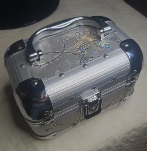 Maletinha Metálica em Couro Com Bordados. Peça Rara. Excelente Estado.