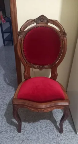 Cadeira medalhão com assento de veludo vermelho