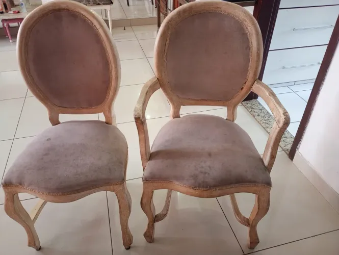 Vendo 8 cadeiras de mesa de jantar 50 reais cada peça. .