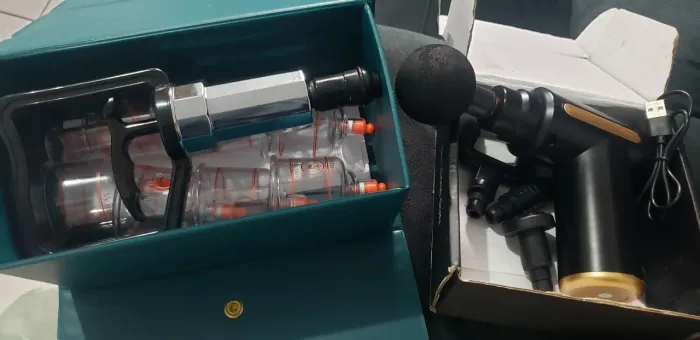 pistola de massagem e ventosas terapêuticas