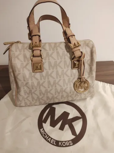 Bolsa Michael Kors original, média, cores bege e branco detalhes em dourado, com chaveiro,