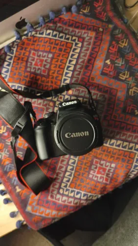 Câmera Canon EOS DSLR Rebel T3 + lente 18-55 e estojo completa