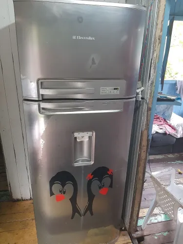 Vendo essa geladeira em boas condições apenas geladeira apenas gela o congelador!!