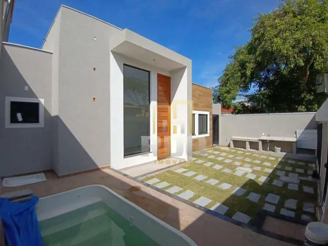 Linda casa à venda em Rio das Ostras com 3 quartos, píscina e 250m da praia!
