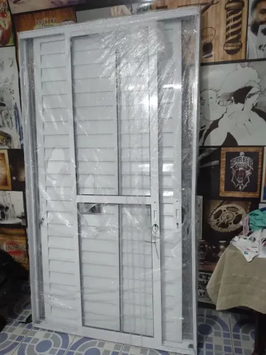 Porta Balcão De Aluminio Branco 3 Folhas Com Trinco 2,10x1,20