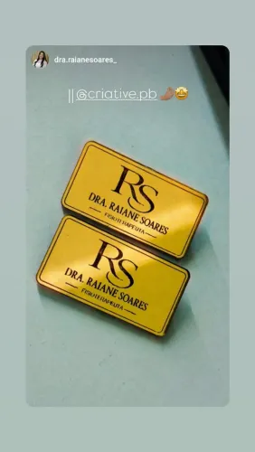 Botons personalizados em acrílico dourado
