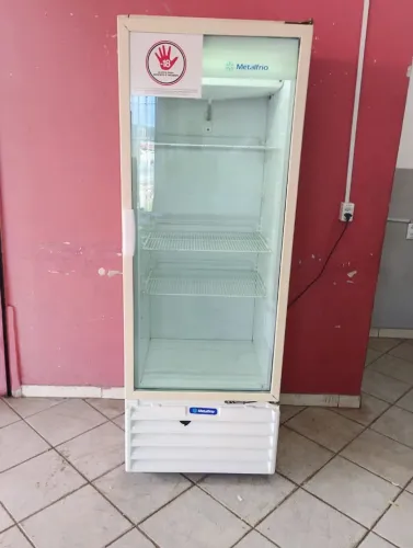 Geladeira expositora Metal frio