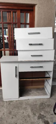 Cômoda com 4 gavetas e porta lateral