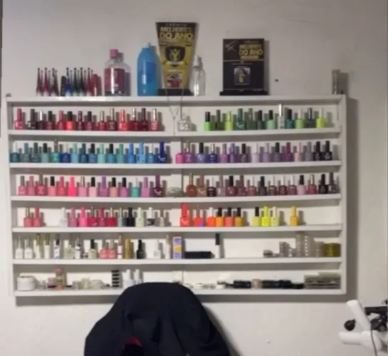 Vende-se Espósito de esmaltes grande e médio seme novo.