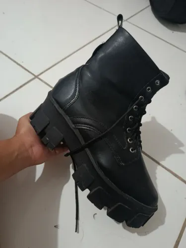 Bota sem avarias, usada duas vezes 