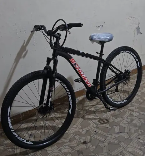 Vendo bicicleta mountain bike (MTB) aro 29, montada com um quadro da marca Sutton obs;