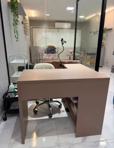Mesa de manicure (usada)