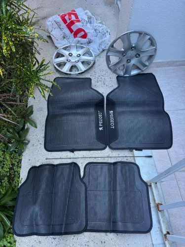 Vendo calotas/tapetes/antena Peugeot 207