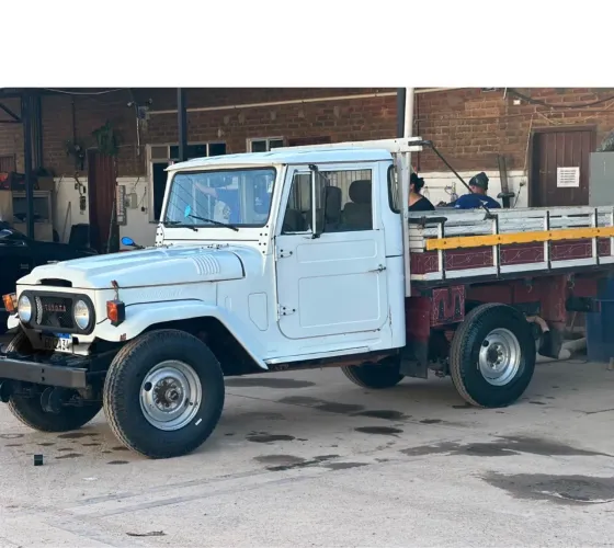 Toyota Band.Jipe Cap.de Aço Chas. Curto Diesel 1985