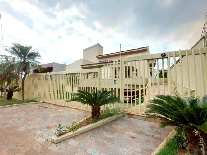 Casa comercial na avenida Costabile Romano com 9 salas e 6 vagas de garagem