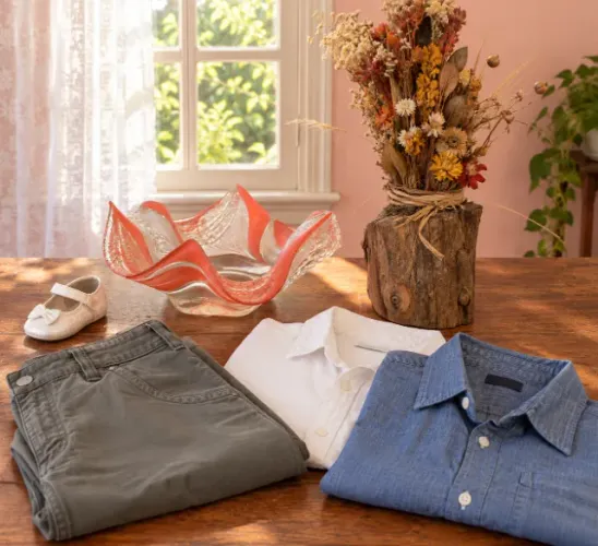 Lote com peças decorativas e peças de vestuário