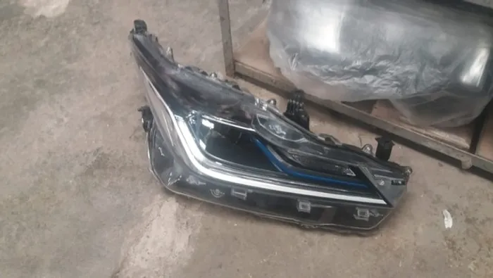Farol Corolla Altis Hybrid 2020 2021