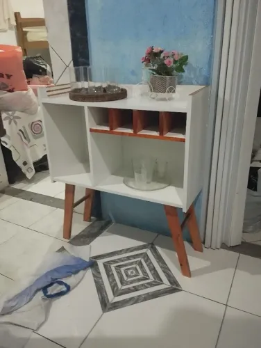 Armário de madeira com prateleiras